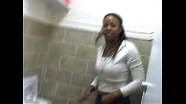 Ein paar schwarze Ghetto-Mädchen pinkeln auf die Toilette.