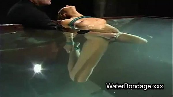 Wunderschöne Babyschlampe unter Wasser gefingert