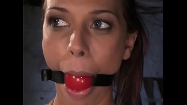 Gefesselte, geknebelte und sabbernde Fotze Rachel Starr wird brutal versohlt und herumgeschleudert.