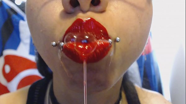 Hellrote Lippen sabbern und spucken eine Menge Speichel.