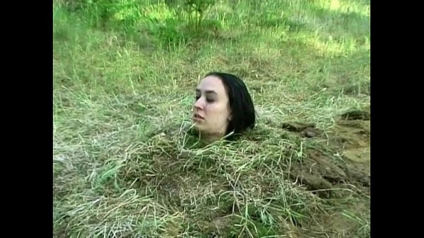 Waldbdsmbegräbnis und bizarre Dominanz des weinenden Sklavenmädchens