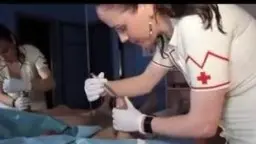Klinik Porno: Krankenschwester mit Fesseln und Klemme am Stuhl