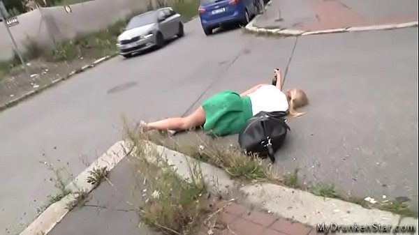 Schöne Besoffene pinkelt