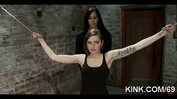 Mädchen unterwerfen sich der Sexsklaven-Unterwelt.