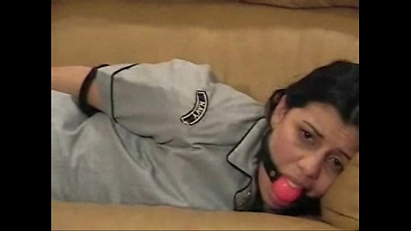 Gefesselt und mit Ballknebel in Uniform auf dem Sofa missbraucht